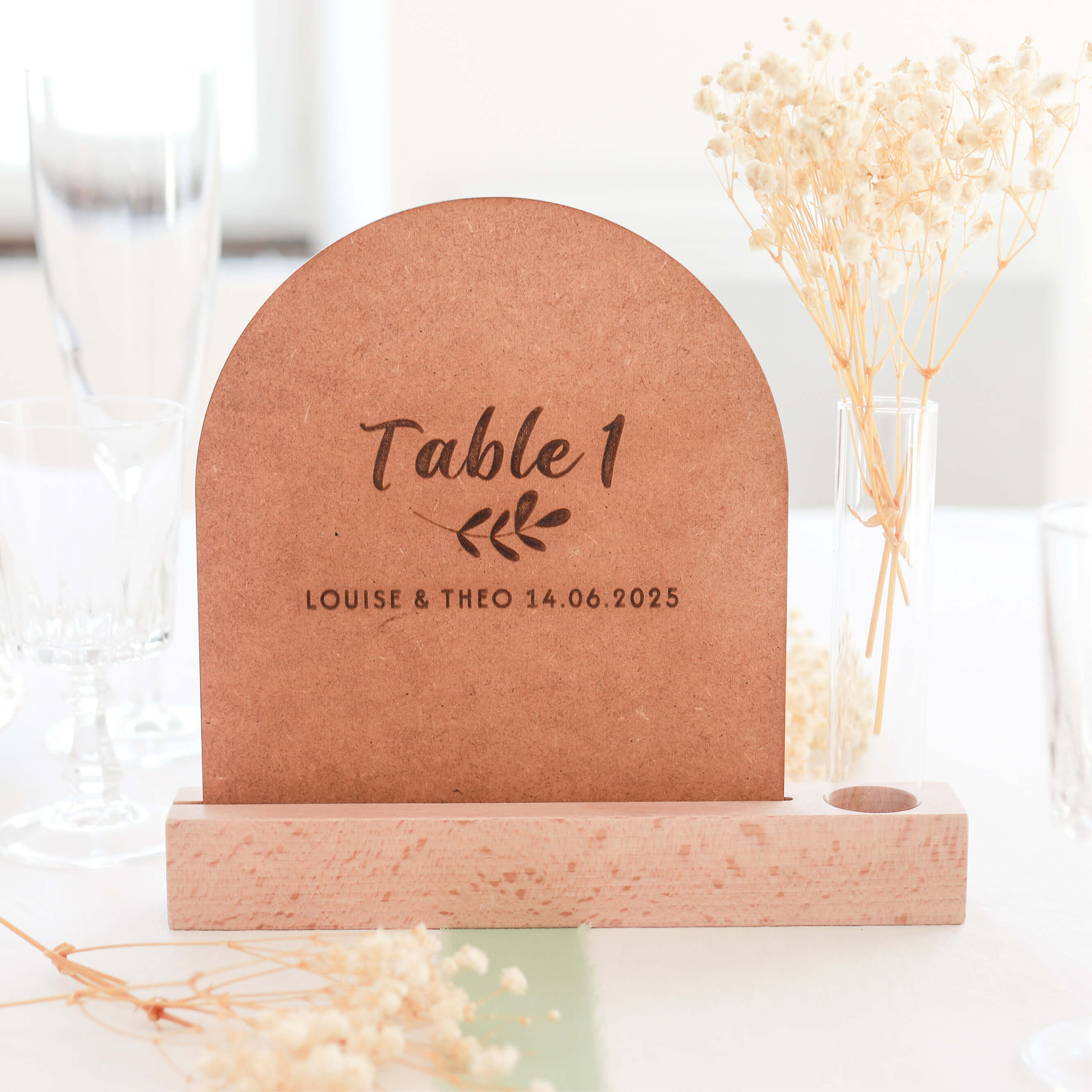 Numéros de table personnalisés en bois avec vase