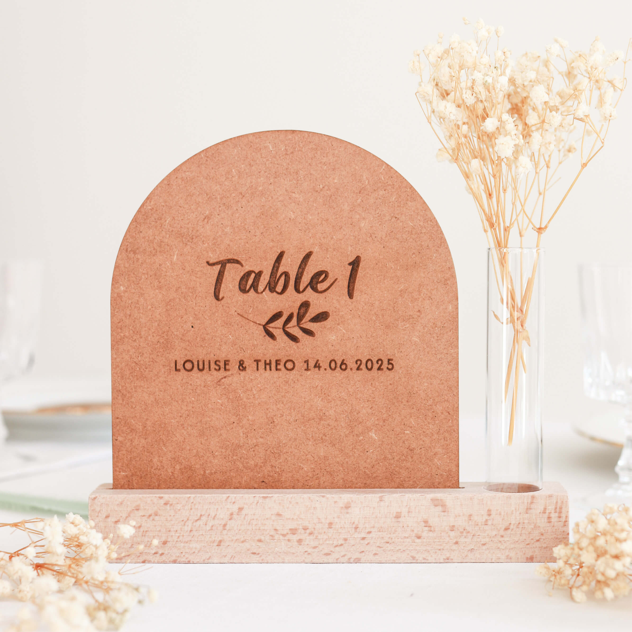 Numéros de table personnalisés en bois avec vase