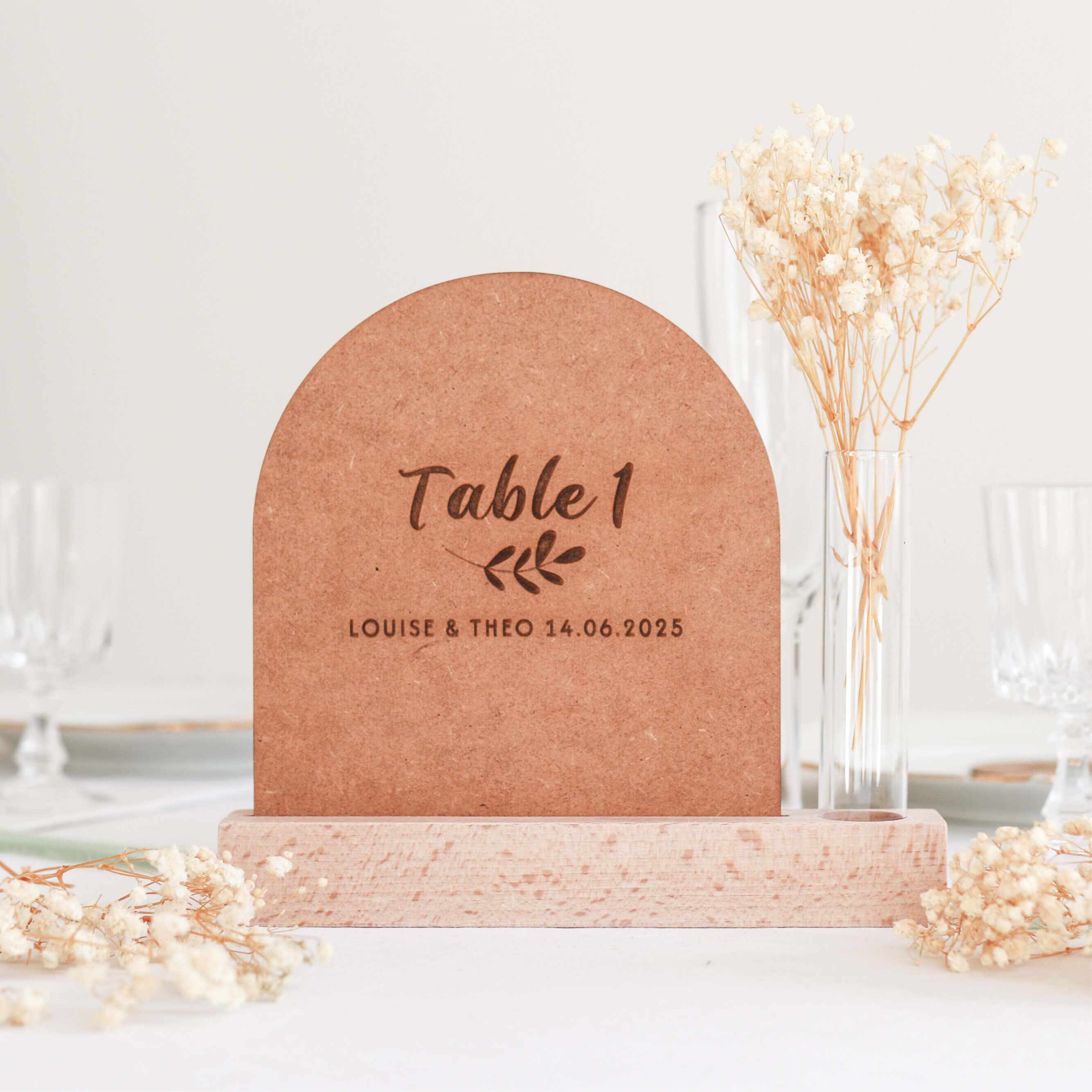 Numéros de table personnalisés en bois avec vase